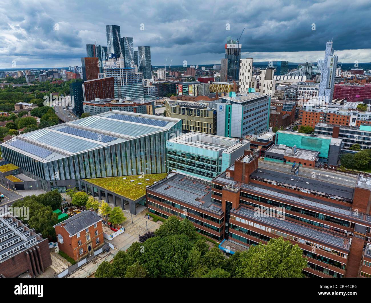 Vue aérienne du centre-ville de Manchester et du développement des gratte-ciel, photographiée au-dessus d'oxford Road. Banque D'Images