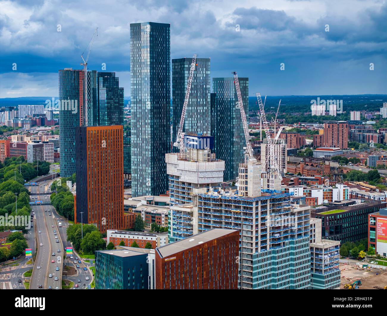 Vue aérienne du centre-ville de Manchester et du développement des gratte-ciel, photographiée au-dessus d'oxford Road. Banque D'Images