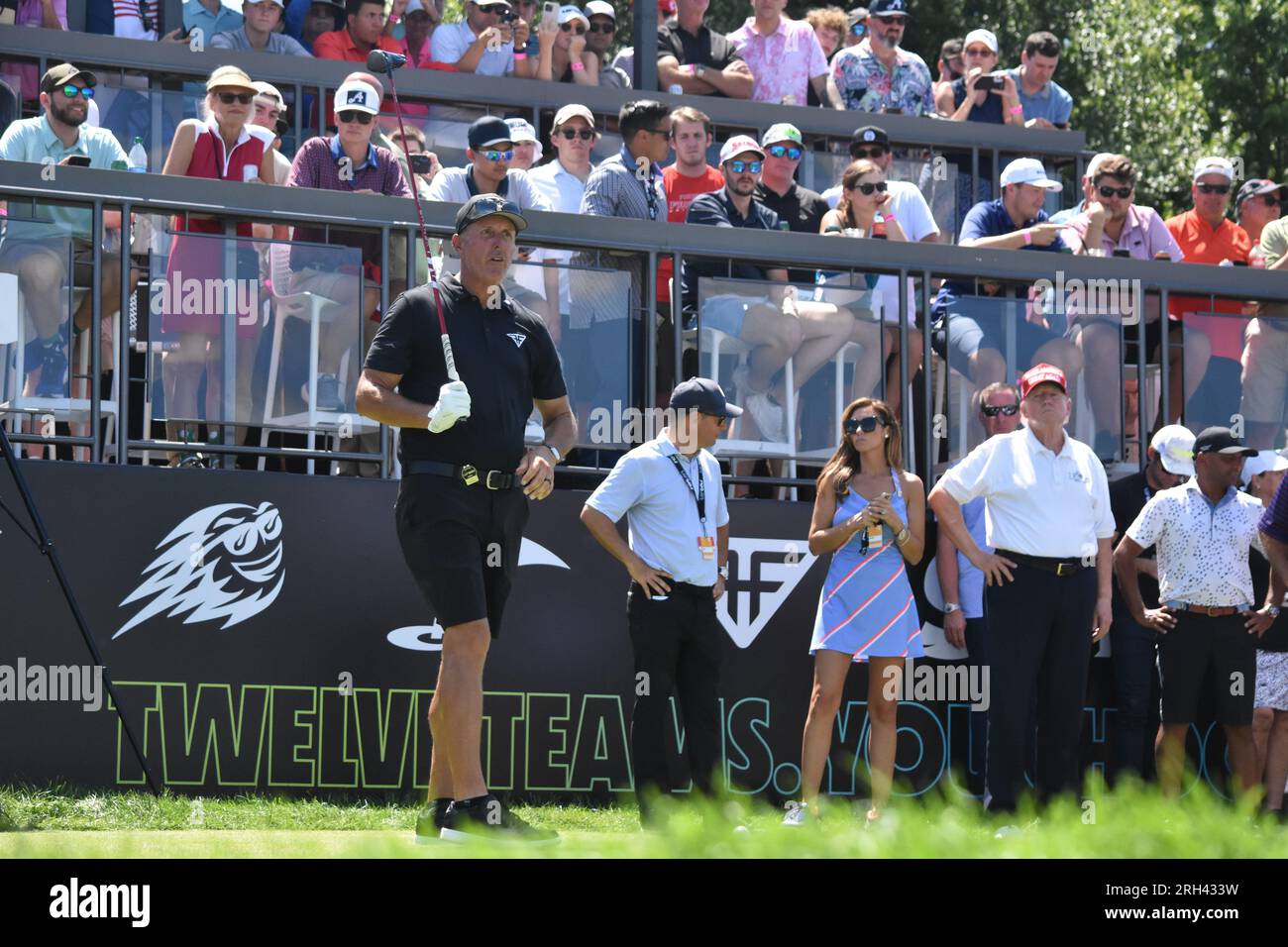 Phil Mickelson balance son put. Phil Mickelson joue dans LIV Golf Bedminster 2023 au Trump National Golf Club Bedminster à Bedminster. Philip Alfred Mickelson est un golfeur professionnel américain qui joue actuellement dans la LIV Golf League. Phil Mickelson a remporté 45 épreuves sur le PGA Tour, dont six championnats majeurs : trois Masters, deux PGA Championships et un Open Championship. L'ancien président des États-Unis Donald J. Trump a regardé Phil Mickelson alors qu'il participait à LIV Golf Bedminster 2023. Banque D'Images