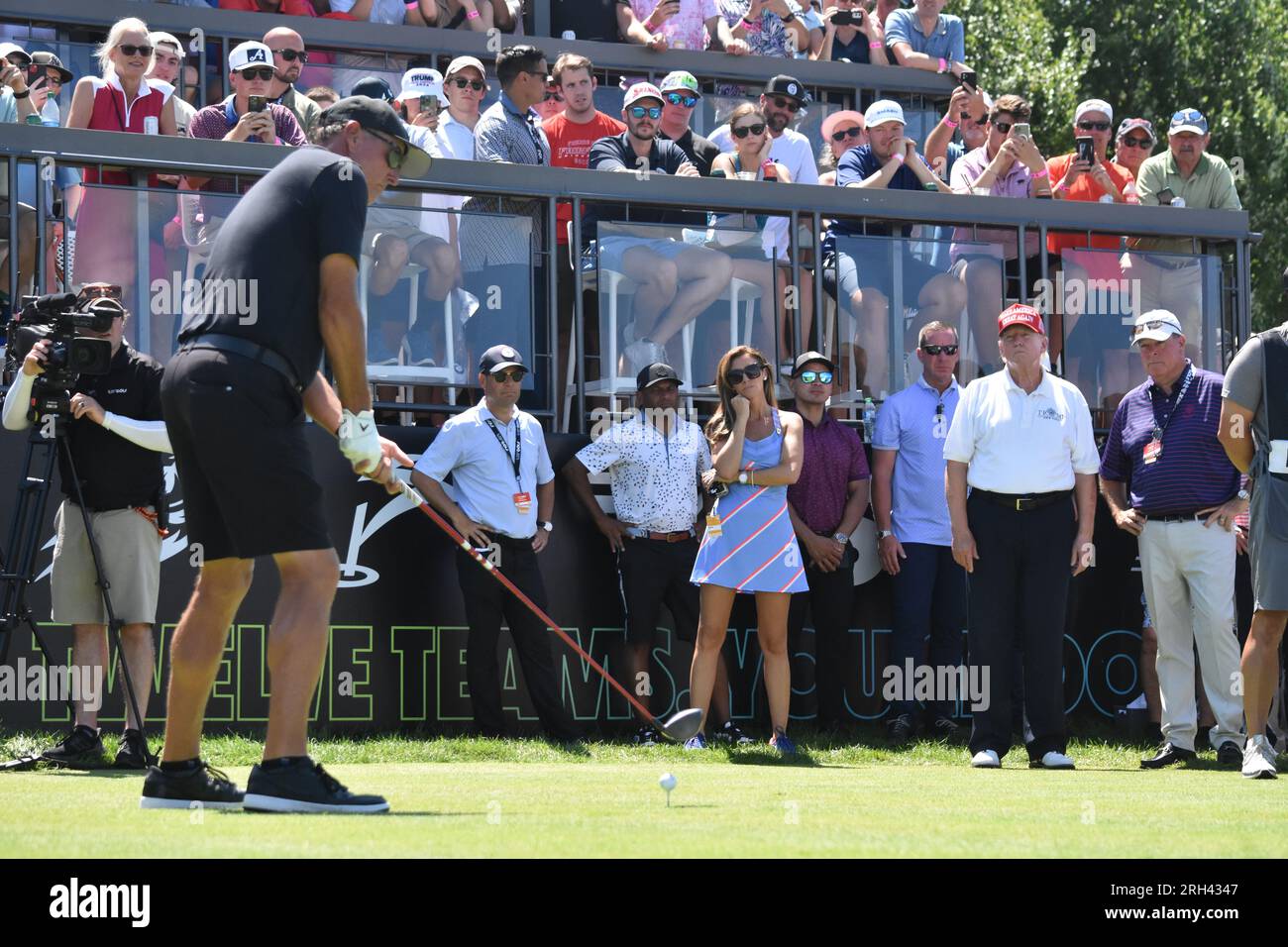 Phil Mickelson se prépare à balancer son put. Phil Mickelson joue dans LIV Golf Bedminster 2023 au Trump National Golf Club Bedminster à Bedminster. Philip Alfred Mickelson est un golfeur professionnel américain qui joue actuellement dans la LIV Golf League. Phil Mickelson a remporté 45 épreuves sur le PGA Tour, dont six championnats majeurs : trois Masters, deux PGA Championships et un Open Championship. L'ancien président des États-Unis Donald J. Trump a regardé Phil Mickelson alors qu'il participait à LIV Golf Bedminster 2023. Banque D'Images