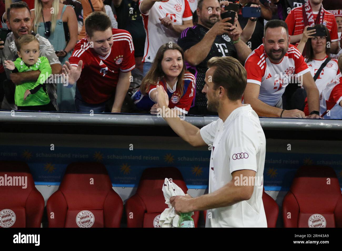 MUNICH, Allemagne. , . Harry KANE d'Angleterre, maintenant le numéro 9 du FC Bayern Muenchen est un joueur nouvellement signé, attaquant dans son premier match pour son nouveau club, vu ici lors du match de Supercup football entre le FC Bayern Muenchen et RB LEIPZIG à l'Allianz Arena de Munich en 12. AOÛT 2023, Allemagne, saluant les fans. DFL, Fussball, 0:3 (photo et copyright @ ATP images/Arthur THILL (THILL Arthur/ATP/SPP) crédit : SPP Sport Press photo. /Alamy Live News Banque D'Images