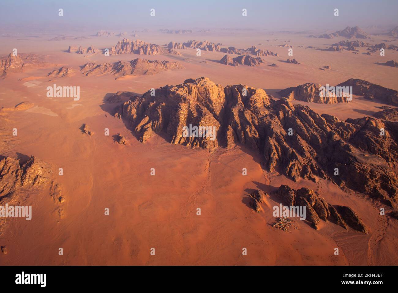 Montagnes du désert de Wadi Rum, la vue depuis une montgolfière au lever du soleil, Jordanie Banque D'Images