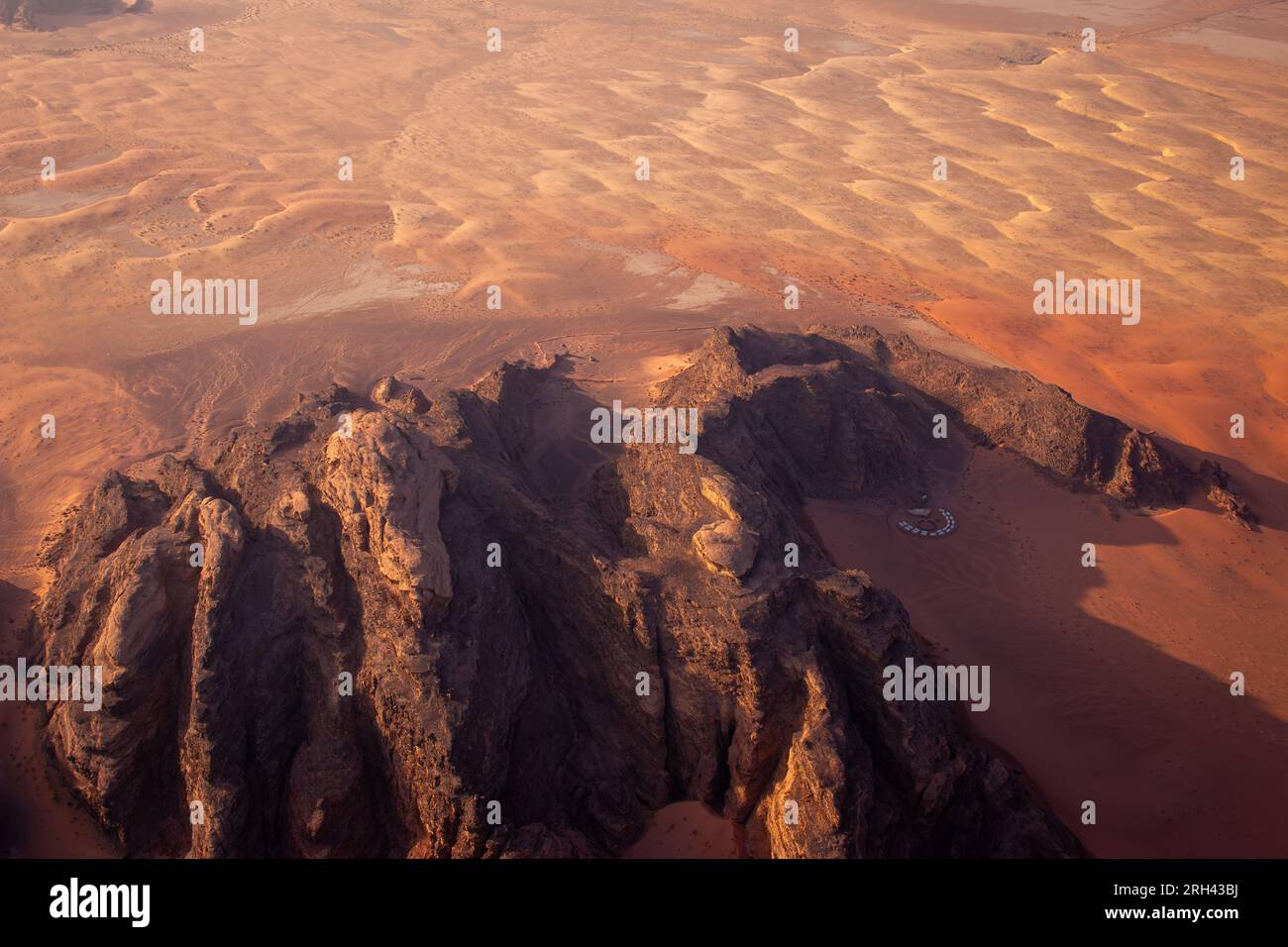 Un petit camp dans l'ombre au lever du soleil, la vue depuis une montgolfière, Wadi Rum, Jordanie Banque D'Images