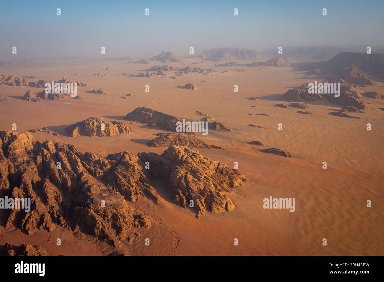 Formations rocheuses du désert de Wadi Rum, une photo prise d'une montgolfière au lever du soleil, avril, Jordanie Banque D'Images