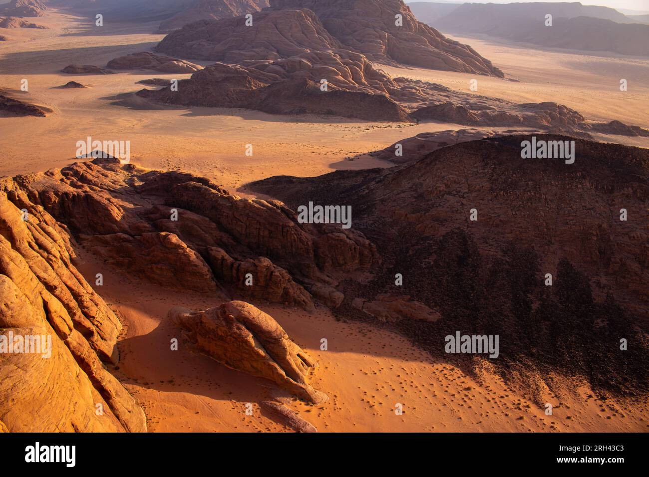 Formations rocheuses du désert de Wadi Rum, la vue depuis une montgolfière au lever du soleil, avril, Jordanie Banque D'Images