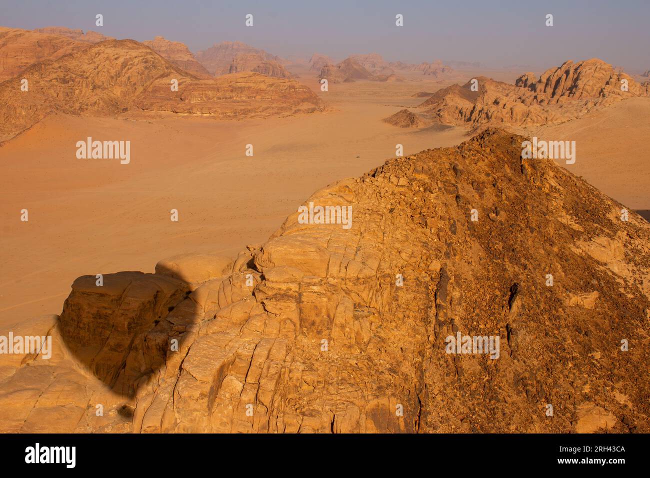 Désert de Wadi Rum, la vue depuis une montgolfière au lever du soleil, Jordanie Banque D'Images