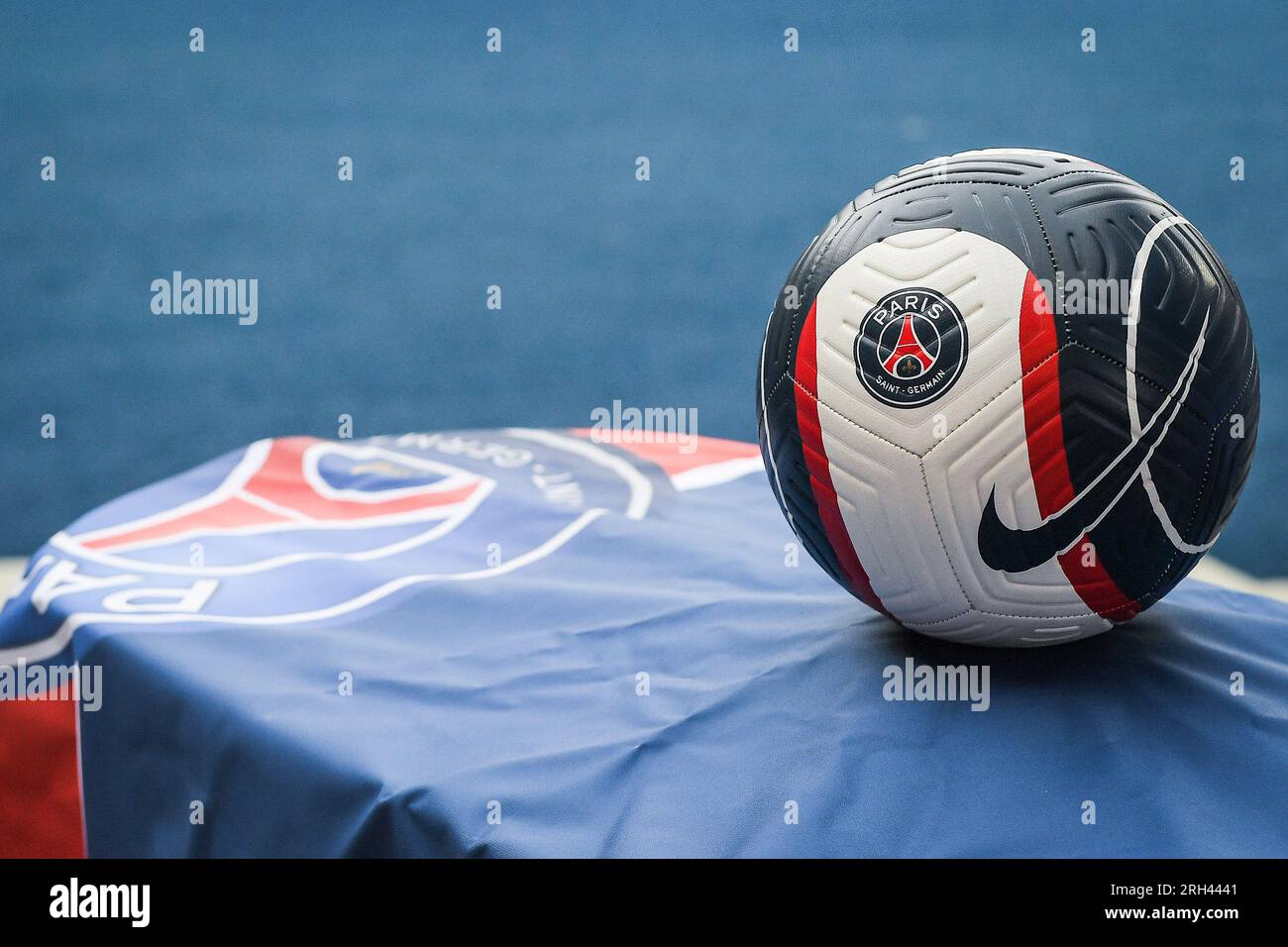 Paris, France, France. 12 août 2023. Illustration du ballon Nike Match lors  du match de Ligue 1 entre le Paris Saint-Germain (PSG) et le FC Lorient au  Parc des Princes Stadium le