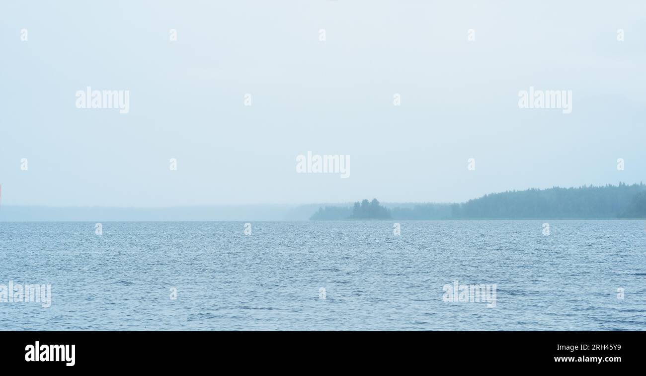 paysage aquatique naturel brumeux, déversez sur un large plan d'eau Banque D'Images