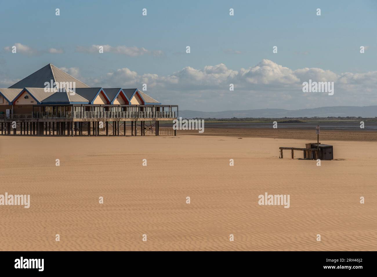 Weston Super Mare, Somerset, Angleterre, Royaume-Uni. 25 juin 2023. La grande plage vide de Weston Super Mare, Somerset, Angleterre, avec un café restaurant moderne Banque D'Images