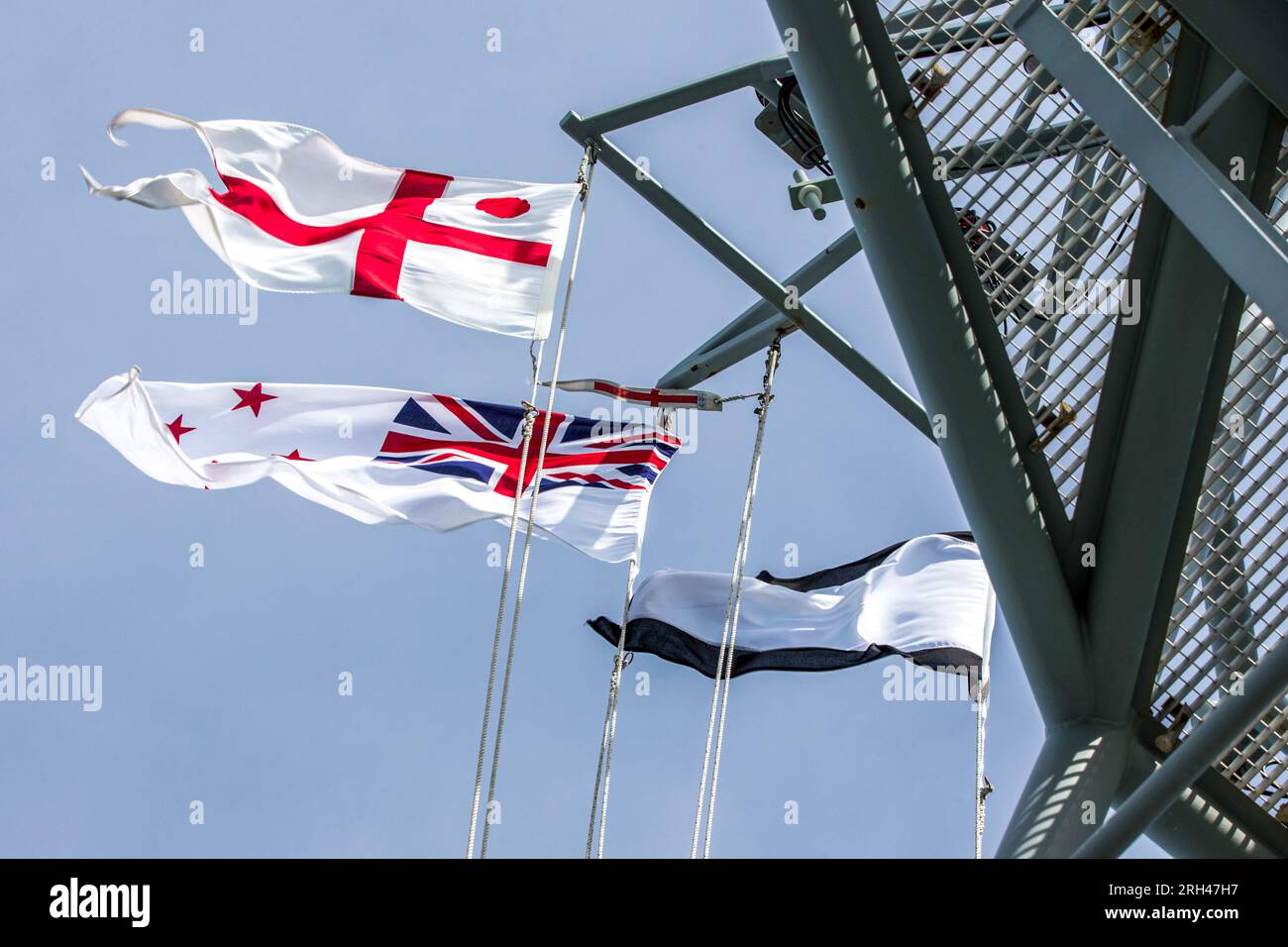 Drapeaux volant à bord du HMNZS Canterbury lors de la participation à un exercice maritime international dans le golfe de Hauraki, Auckland, Nouvelle-Zélande Banque D'Images