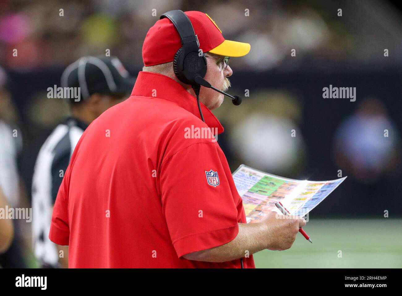 La Nouvelle-Orléans, États-Unis. 13 août 2023 : Andy Reid, entraîneur-chef de Kansas City, cherche un jeu sur sa feuille d'appel lors d'un match de pré-saison de la NFL entre les Saints de la Nouvelle-Orléans et les Chiefs de Kansas City au Caesars Superdome de la Nouvelle-Orléans, EN LOUISIANE. Jonathan Mailhes/CSM (image de crédit : © Jonathan Mailhes/Cal Sport Media) crédit : Cal Sport Media/Alamy Live News Banque D'Images