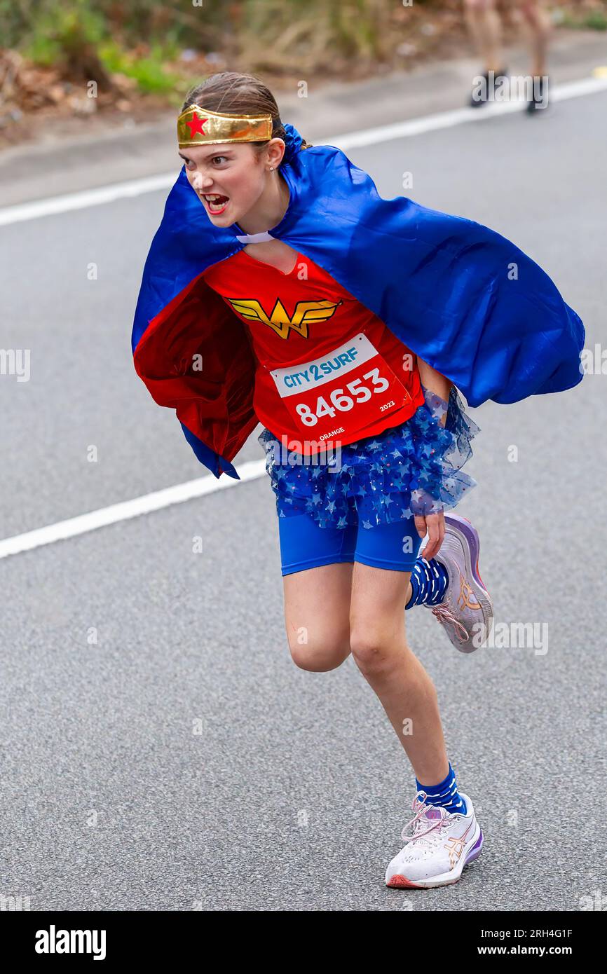 Sydney, Australie. 13 août 2023. Un jeune coureur sur William Street à Sydney, en Australie, lors du marathon « City 2 Surf » 2023. Banque D'Images