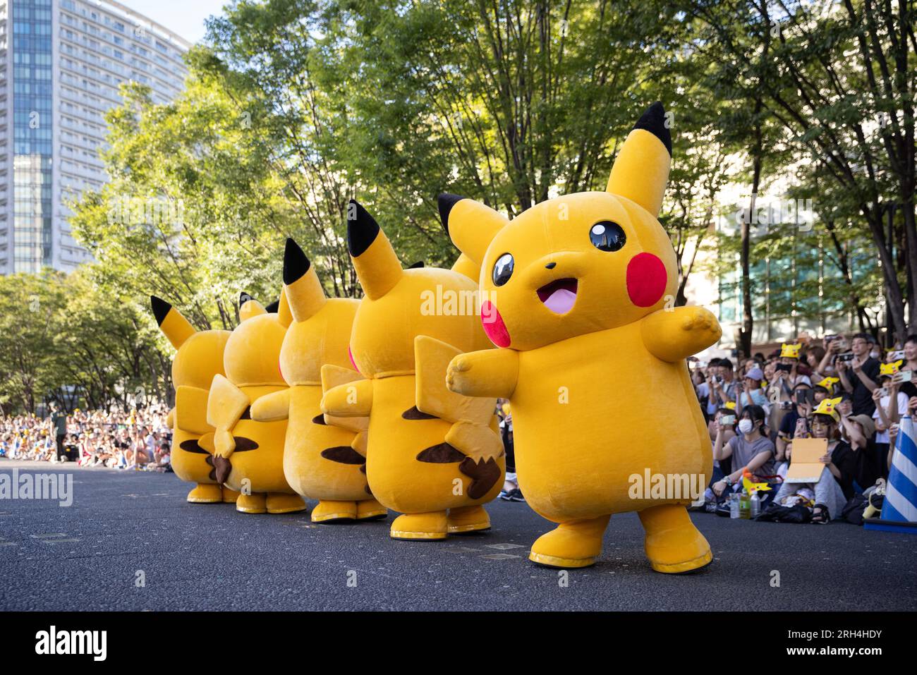 Défilé Pikachu lors des Championnats du monde Pokemon 2023 à Minatomirai, Yokohama, le 11 août 2023. Crédit : Stanislav Kogiku/AFLO/Alamy Live News Banque D'Images