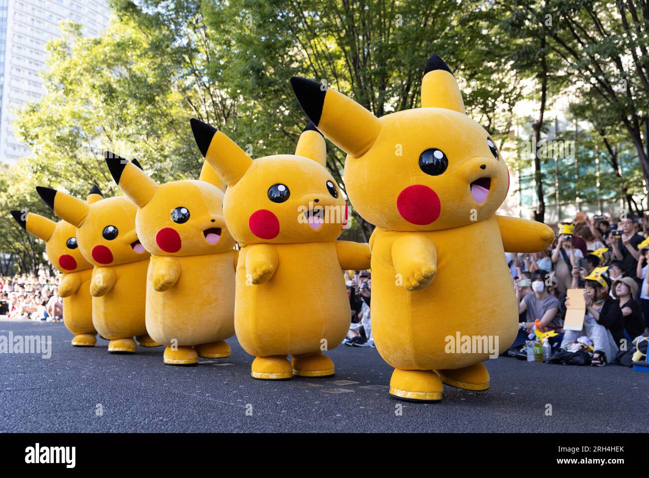 Défilé Pikachu lors des Championnats du monde Pokemon 2023 à Minatomirai, Yokohama, le 11 août 2023. Crédit : Stanislav Kogiku/AFLO/Alamy Live News Banque D'Images