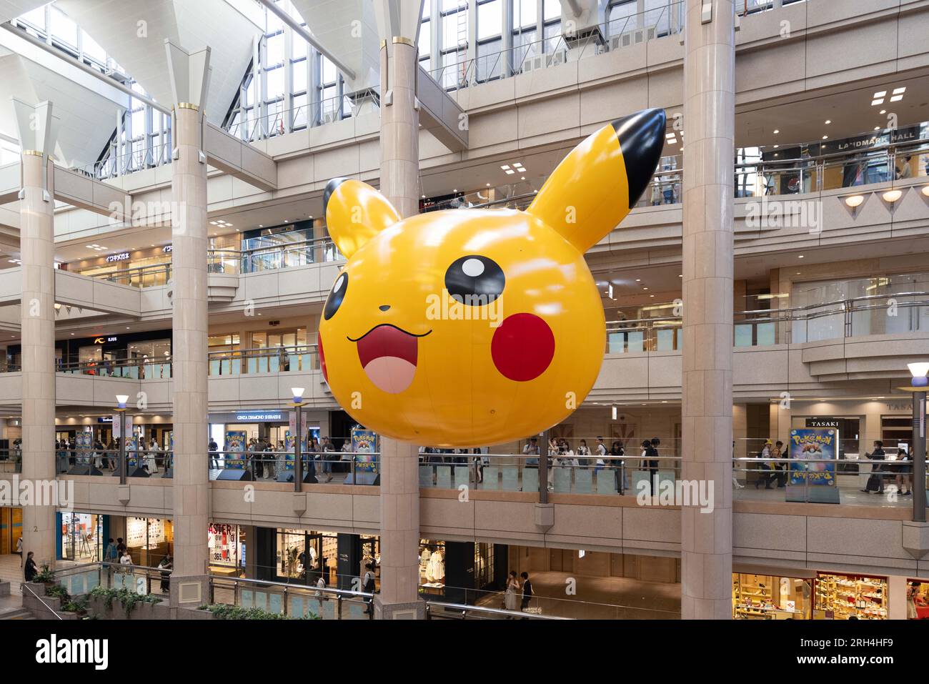 La montgolfière Pikachu est suspendue à l'intérieur d'un centre commercial lors des championnats du monde Pokemon 2023 à Minatomirai, Yokohama, le 11 août 2023. Crédit : Stanislav Kogiku/AFLO/Alamy Live News Banque D'Images