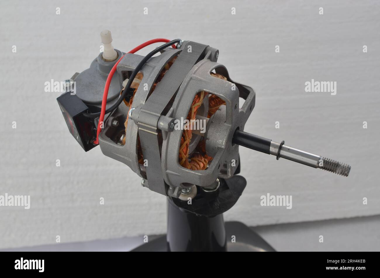 Détail d'un moteur de ventilateur de table domestique, représentant le concept de maintenance et de remplacement de pièces. Concept de la nécessité de remplacer les pièces endommagées Banque D'Images