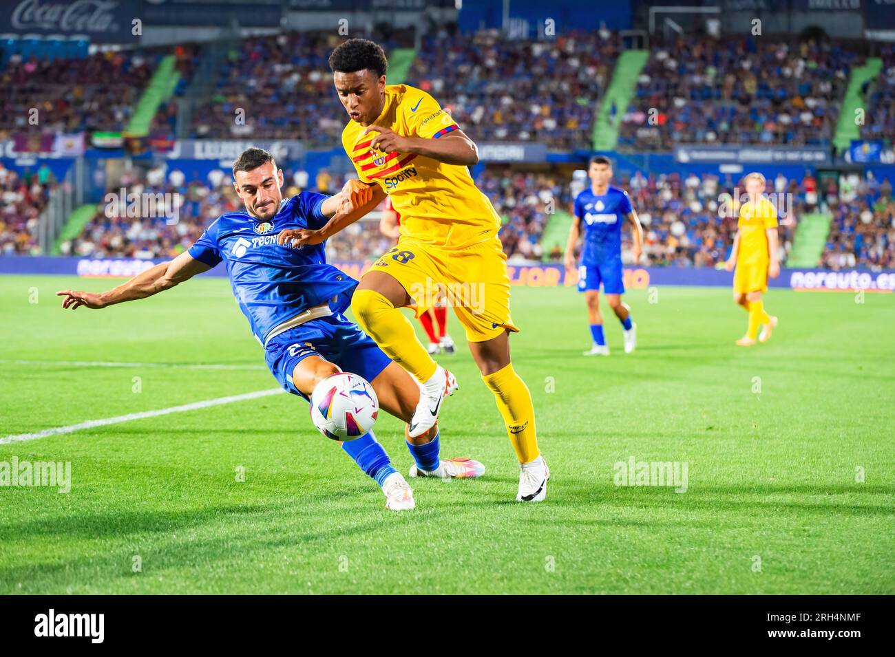 Getafe, Espagne. 13 août 2023. Alejandro Balde (Barcelone -R) et Stefan Mitrovic (Getafe -L) en action lors du match de football LaLiga EA Sports entre Getafe et Barcelone joué au Coliseum Alfonso Perez Stadium.(score final ; Getafe 0:0 Barcelone) crédit : SOPA Images Limited/Alamy Live News Banque D'Images