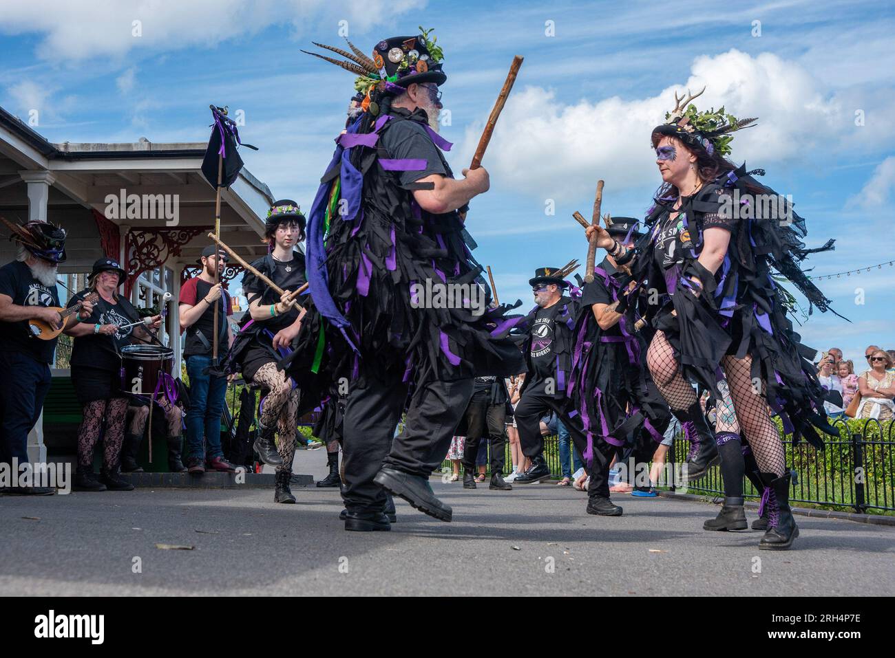 Broadstairs, Royaume-Uni. 13 août 2023. Les membres du Black Swan Border Morris donnent un spectacle dans la rue. Broadstairs organise cette année la 57e Folk week. C'est l'un des plus grands festivals folkloriques du Royaume-Uni. Des centaines de danseuses Morris ont pris les rues et des groupes ayant des concerts dans les pubs. Crédit : SOPA Images Limited/Alamy Live News Banque D'Images