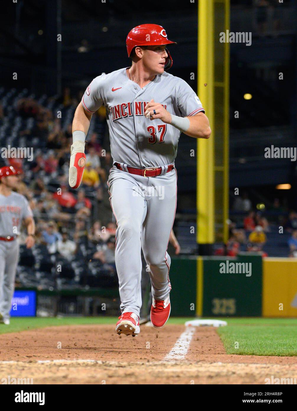 Pittsburgh, États-Unis. 13 août 2023. Le receveur des Reds de Cincinnati Tyler Stephenson (37) marque la victoire dans la dixième manche de la victoire 6-5 contre les Pirates de Pittsburgh au PNC Park, dimanche 13 août 2023, dans le deuxième match d’une double tête partagée à Pittsburgh. Photo d'Archie Carpenter/UPI crédit : UPI/Alamy Live News Banque D'Images