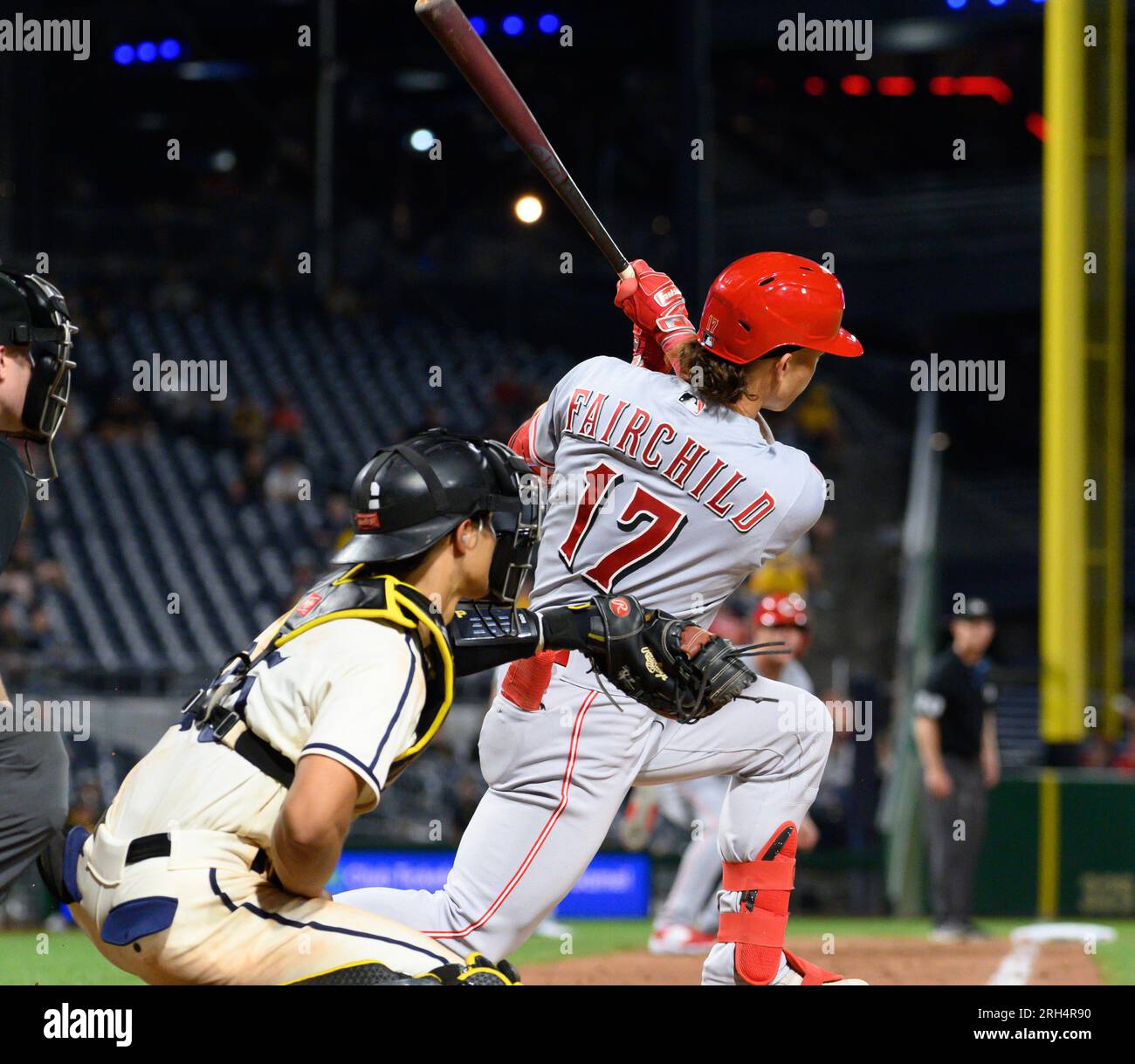 Pittsburgh, États-Unis. 13 août 2023. Les Cincinnati Reds ont laissé Stuart Fairchild (17) Hit drives dans la course gagnante lors de la dixième manche de la victoire 6-5 contre les Pirates de Pittsburgh au PNC Park le dimanche 13 août 2023 dans le deuxième match d'une double tête divisée à Pittsburgh. Photo d'Archie Carpenter/UPI crédit : UPI/Alamy Live News Banque D'Images