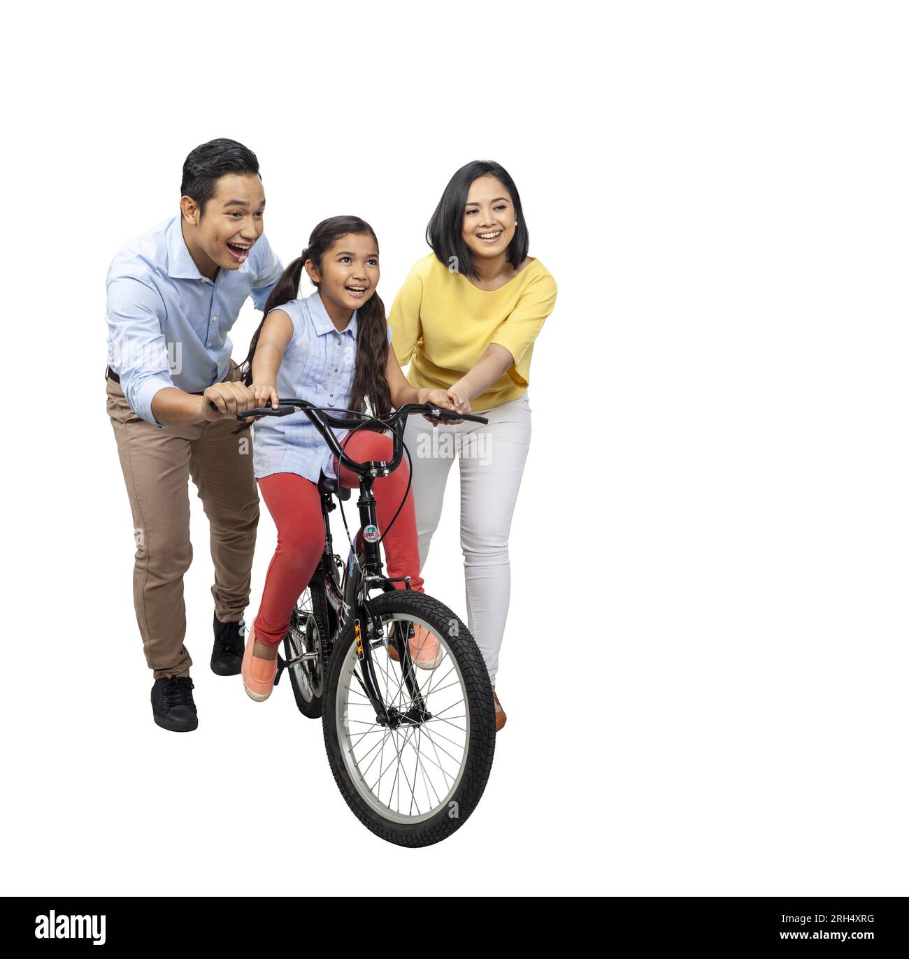 Portrait studio d'une famille joyeuse, parents et fille, posant avec un vélo sur un fond blanc propre, exsudant le bonheur et la convivialité Banque D'Images