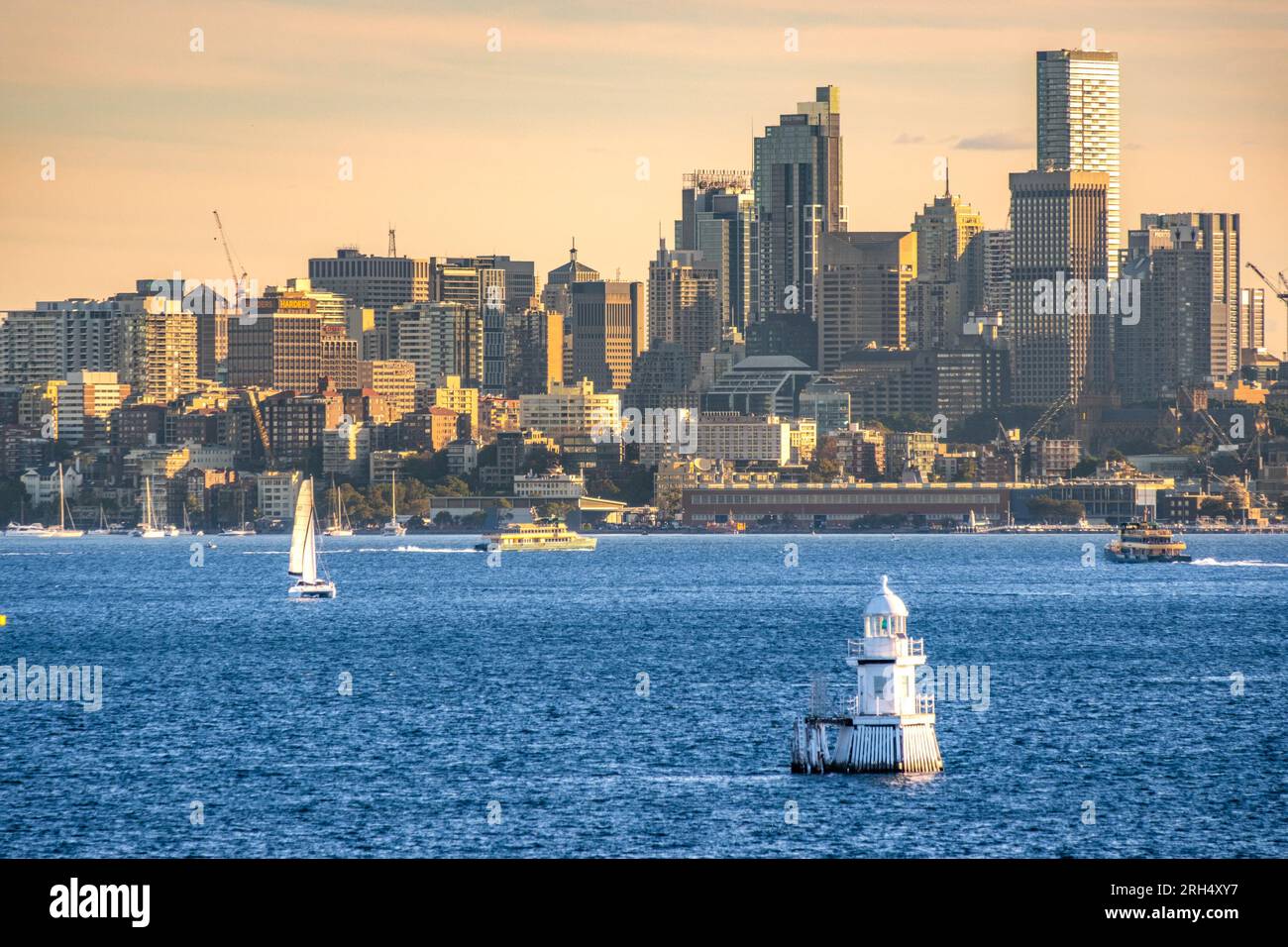 Le paysage urbain de Sydney Australie, tourné de Watson Bay area.the plan de l'eau avec des bâtiments à l'arrière-plan, parfois nous pouvons voir le voyage en bateau Banque D'Images