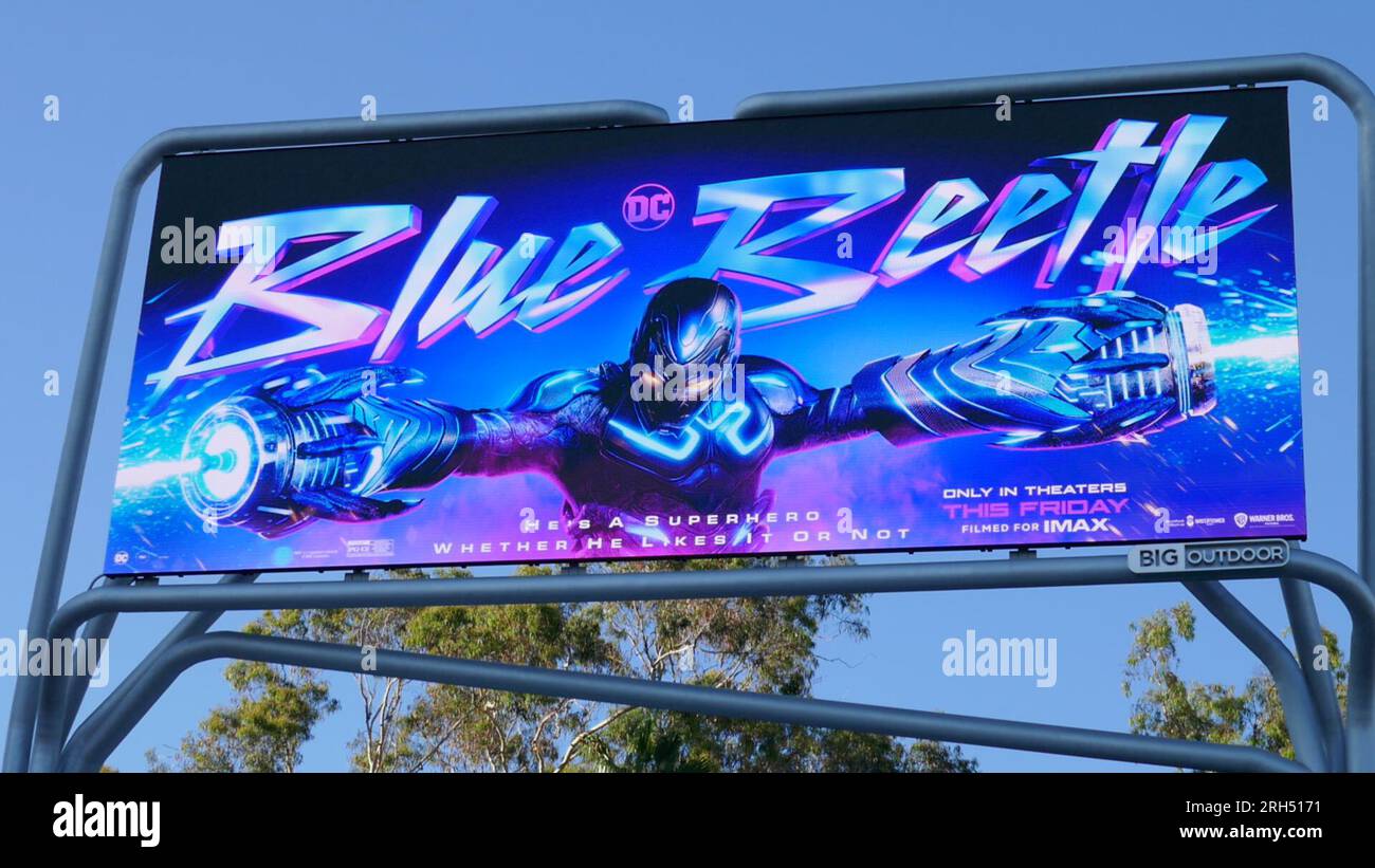 Los Angeles, Californie, USA 12 août 2023 vue générale de l'atmosphère de Warner Brothers Blue Beetle Billboard avec Xolo Mariduena le 12 août 2023 à Los Angeles, Californie, USA. Photo de Barry King/Alamy stock photo Banque D'Images