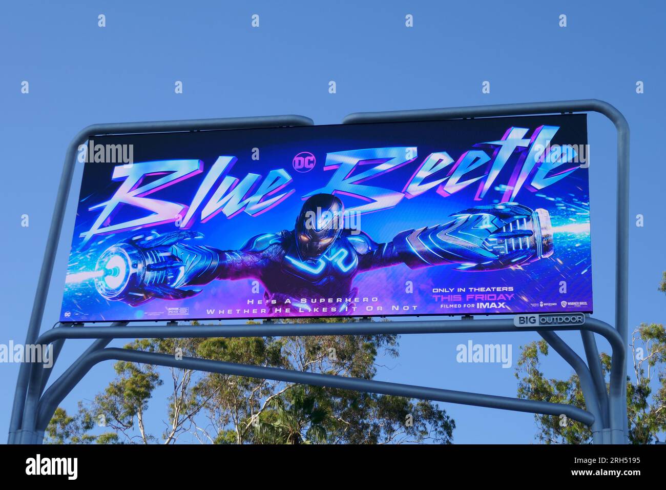 Los Angeles, Californie, USA 12 août 2023 vue générale de l'atmosphère de Warner Brothers Blue Beetle Billboard avec Xolo Mariduena le 12 août 2023 à Los Angeles, Californie, USA. Photo de Barry King/Alamy stock photo Banque D'Images