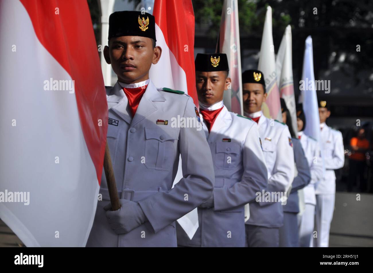 Jakarta, Indonésie - 02 juin 2012 : jeunes levant le drapeau de la République d'Indonésie se préparant à la cérémonie, Jakarta - Indonésie Banque D'Images