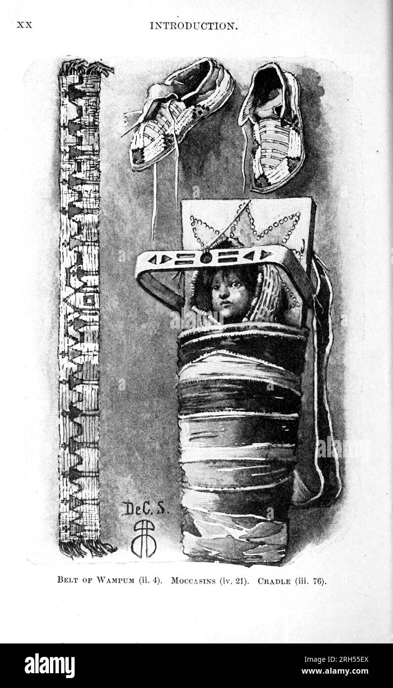 Belt of Wampum, Moccasins and Cradle Indian portant des vêtements et des ustensiles tirés du livre The Song of Hiawatha de Longfellow, Henry Wadsworth, 1807-1882 publié par Mifflin and Company en 1898 Banque D'Images