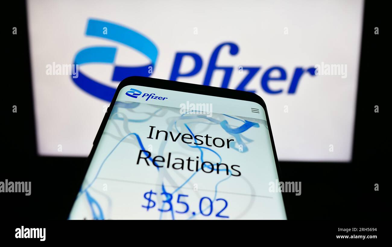 Téléphone portable avec le site Web de la société pharmaceutique américaine Pfizer Inc. Sur l'écran devant le logo de l'entreprise. Effectuez le focus sur le coin supérieur gauche de l'écran du téléphone. Banque D'Images