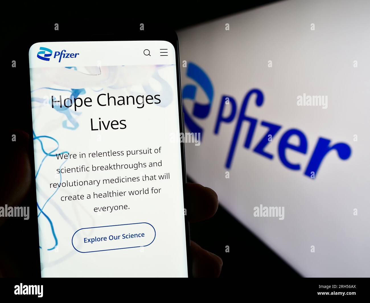 Personne tenant un téléphone cellulaire avec la page Web de la société pharmaceutique américaine Pfizer Inc. Sur l'écran devant le logo. Concentrez-vous sur le centre de l'écran du téléphone. Banque D'Images