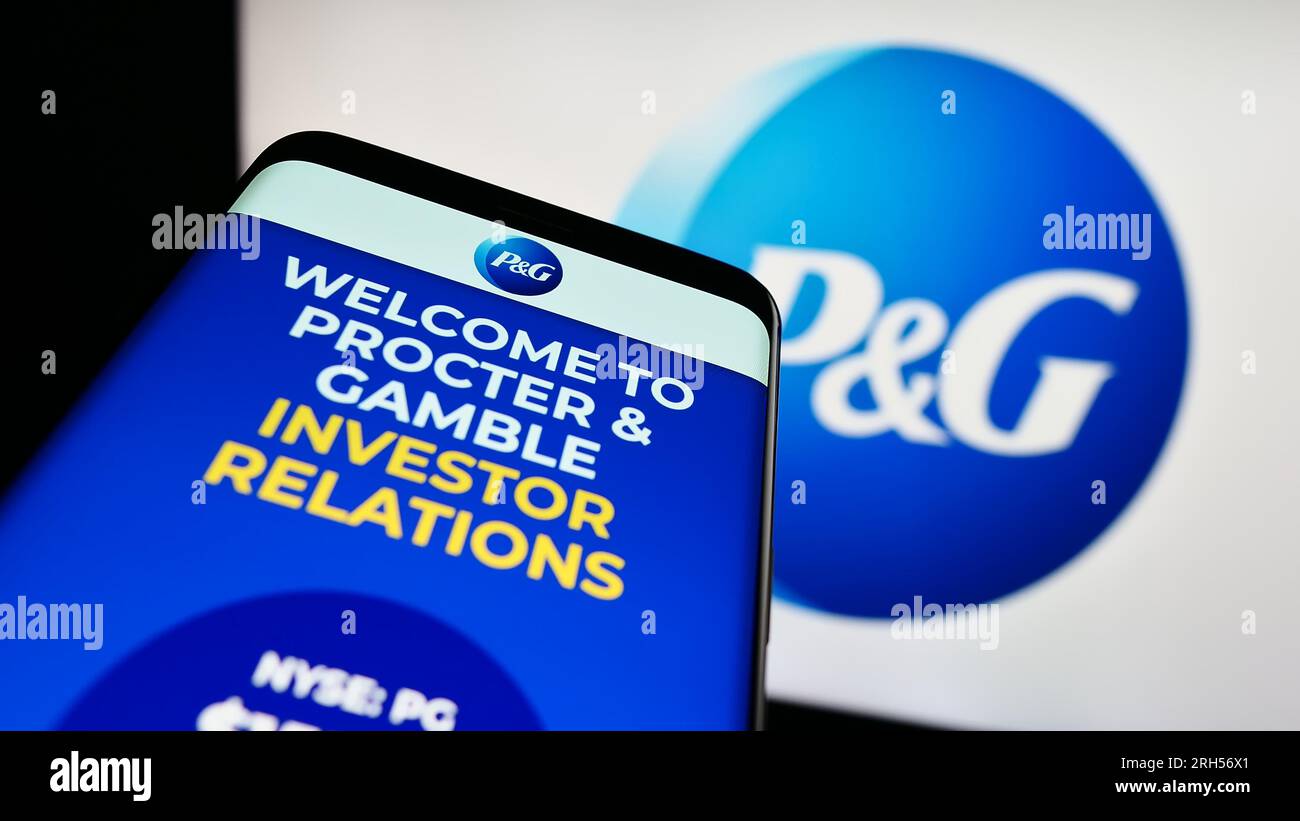 Smartphone avec la page Web de l'entreprise américaine The Procter Gamble Company sur l'écran en face du logo. Effectuez le focus sur le coin supérieur gauche de l'écran du téléphone. Banque D'Images