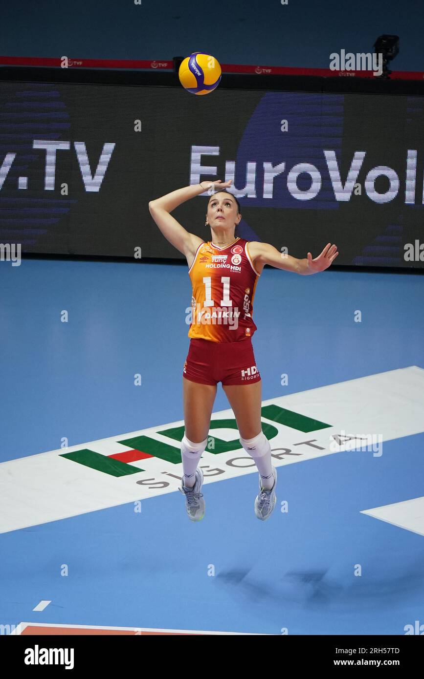 ISTANBUL, TURKIYE - 14 DÉCEMBRE 2022 : Gamze Kilic sert pendant Galatasaray HDI Sigorta vs Savino Del Bene Scandicci CEV Champions League volley matc Banque D'Images