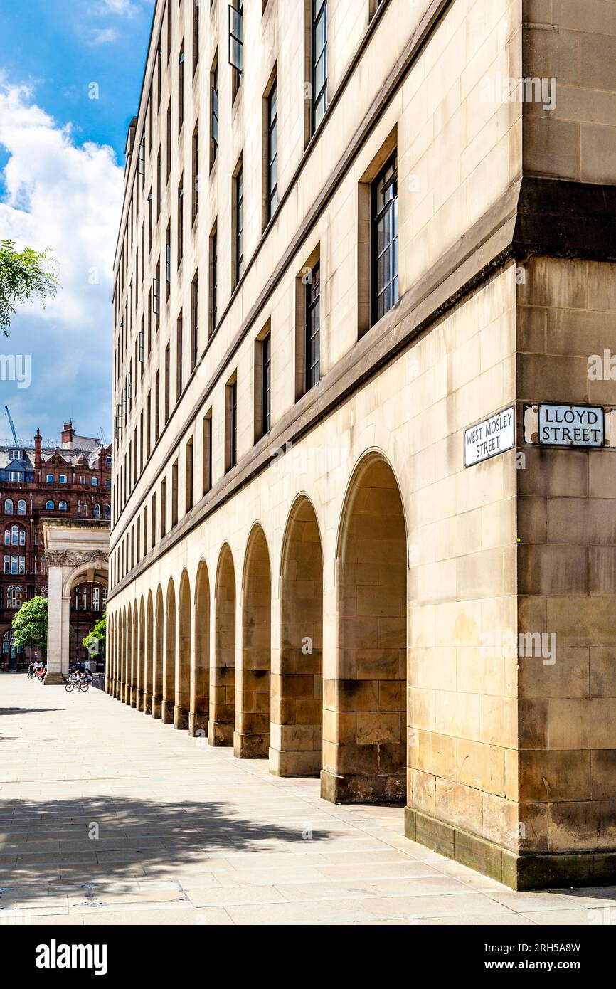 Colonnade du bâtiment de l'extension de l'hôtel de ville de Manchester, Manchester, Angleterre Banque D'Images