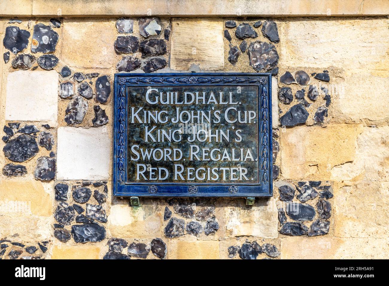 Plaque à l'extérieur du 15e siècle Old Gaol House logeant histoires de Lynn Museum et Old Gaol Cells, King's Lynn, Norfolk, Angleterre, Royaume-Uni Banque D'Images