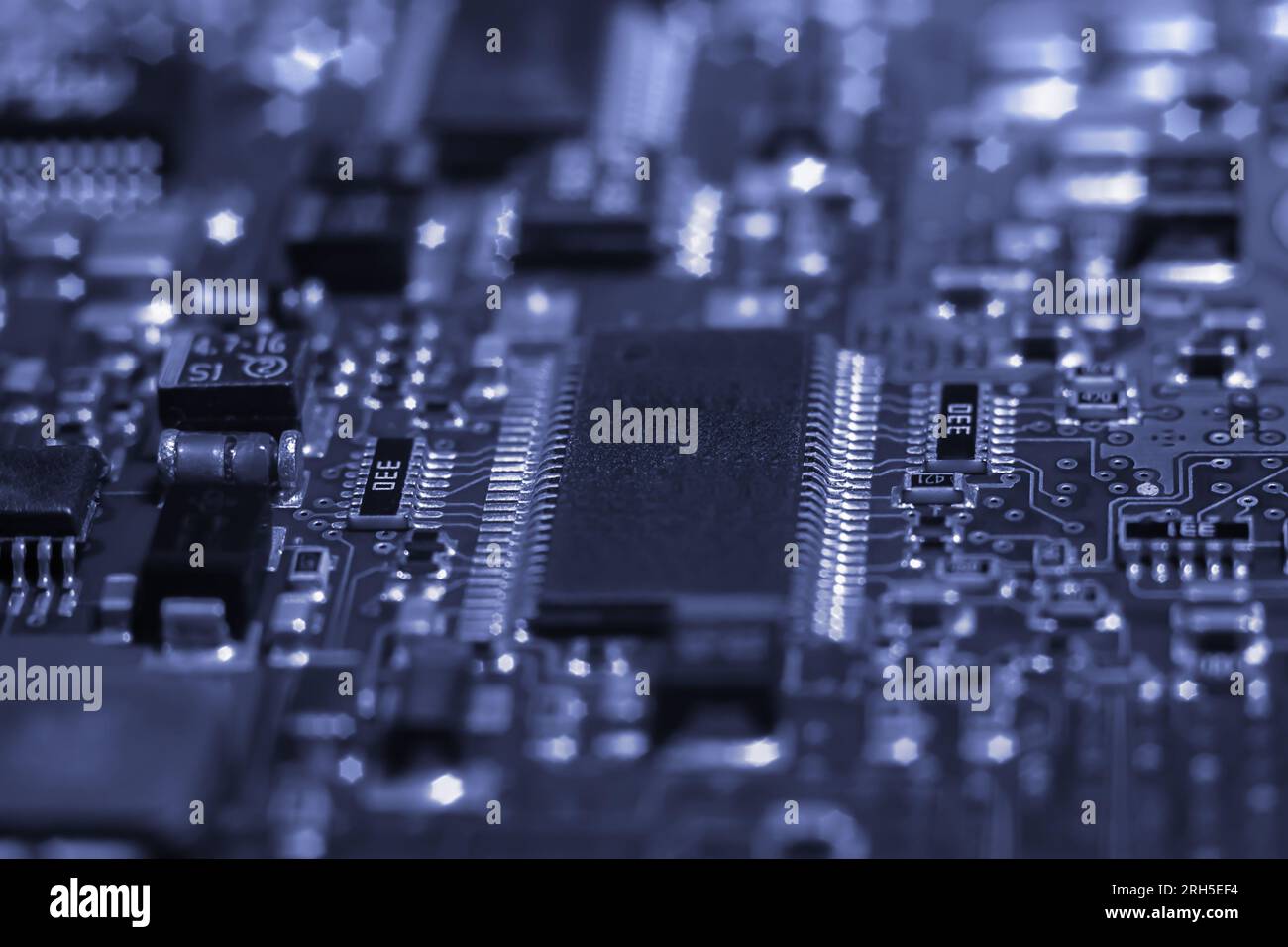 Carte de circuit imprimé complexe avec matériel informatique, mettant en valeur la complexité de l'industrie électronique. Banque D'Images