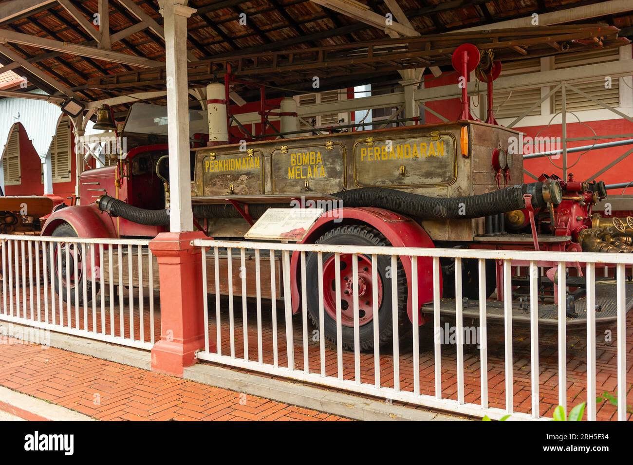 Un moteur de pompiers Dennis historique malaisien au Stadthuys, Malacca, Malaisie Banque D'Images