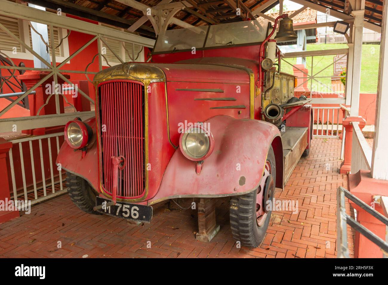 Un moteur de pompiers Dennis historique malaisien au Stadthuys, Malacca, Malaisie Banque D'Images
