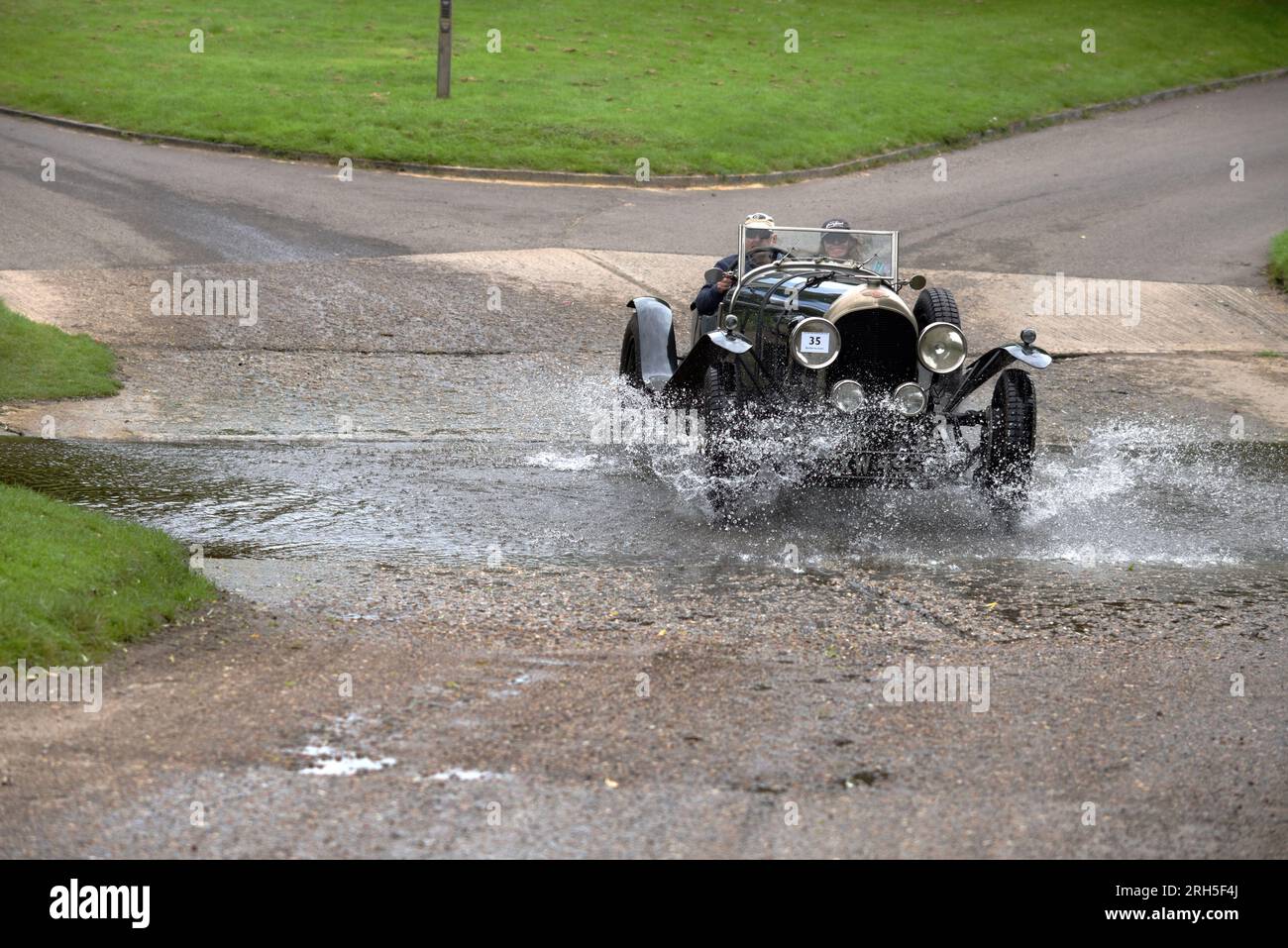 Pas si gentiment Bentley. Une Bentley de 3-4,5 litres de 1925 propulse la ford à Braughing, Hertfordshire, lors du VSCC Hertfordshire Harvest Tour 2023. Banque D'Images