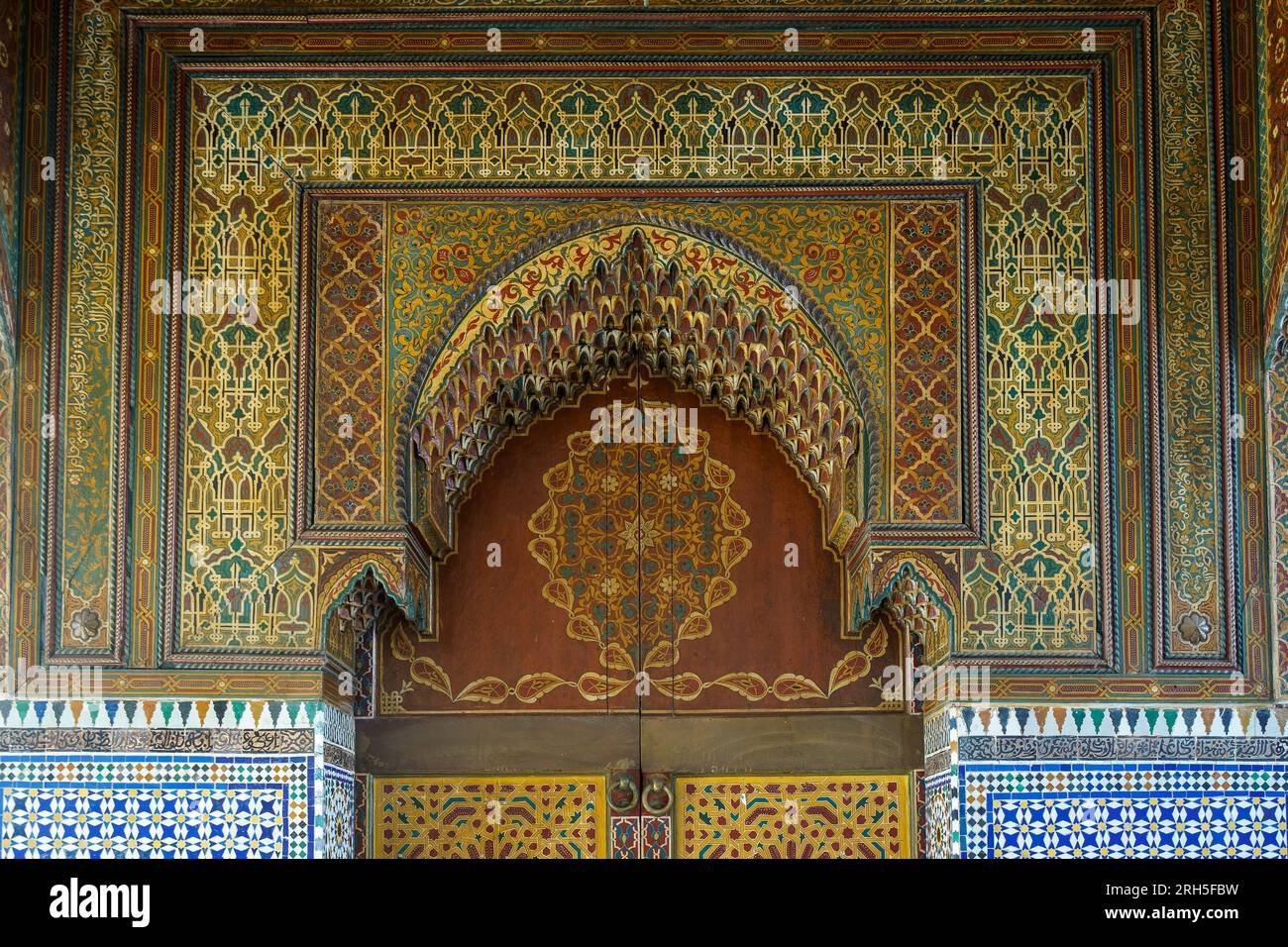 Afrique du Nord. Maroc. Rabat. Décoration traditionnelle d'une porte d'entrée de mosquée Banque D'Images