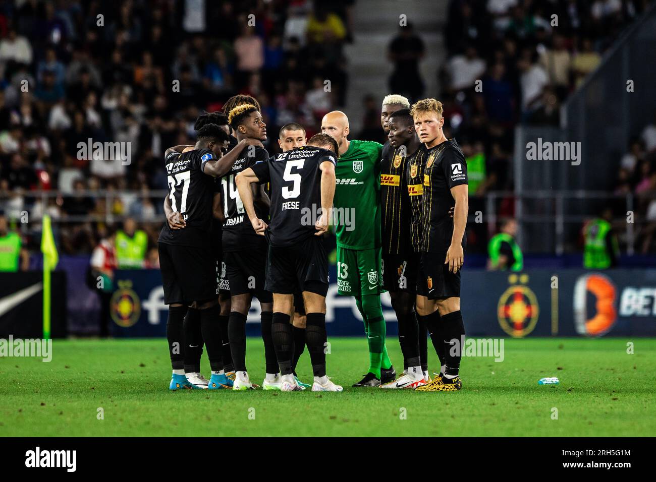 Bucarest, Roumanie. 10th, août 2023. Les joueurs du FC Nordsjaelland s'unissent dans un caucus lors du match de qualification de l'UEFA Conference League entre le FCSB et le FC Nordsjaelland au Stadionul Steaua de Bucarest. (Crédit photo : Gonzales photo - Dejan Obretkovic). Banque D'Images