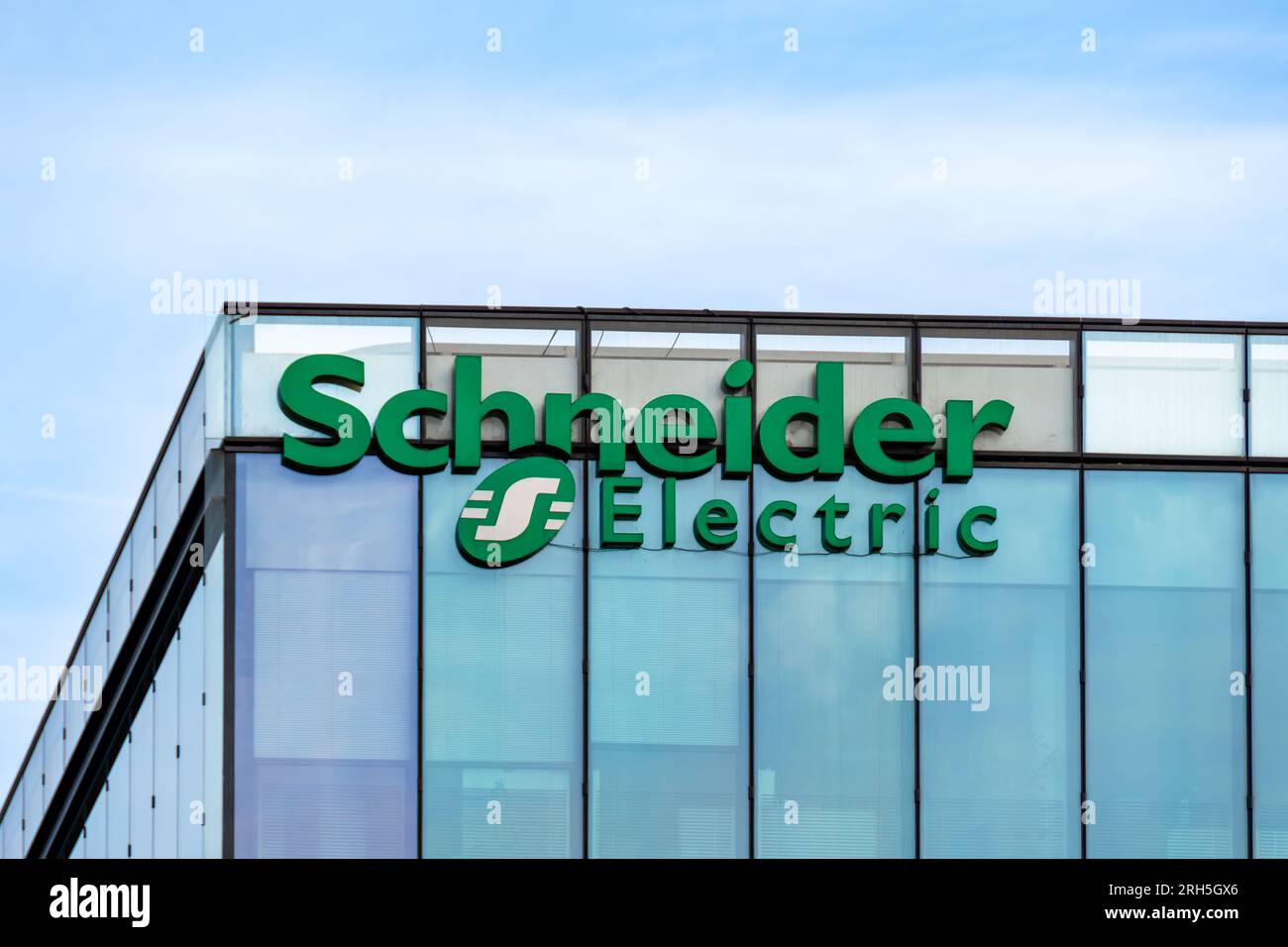 Enseigne et logo sur le siège de Schneider Electric, multinationale française spécialisée dans l’automatisation numérique et la gestion de l’énergie Banque D'Images