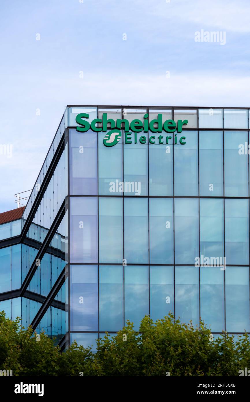 Façade du siège de Schneider Electric, multinationale française spécialisée dans l’automatisation numérique et la gestion de l’énergie Banque D'Images