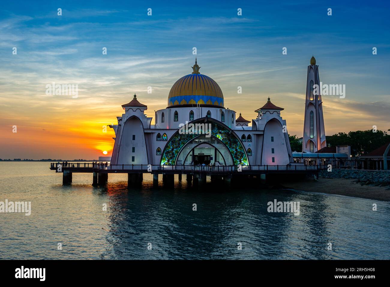 Mosquée du détroit de Malacca au coucher du soleil, Malacca, Malaisie Banque D'Images