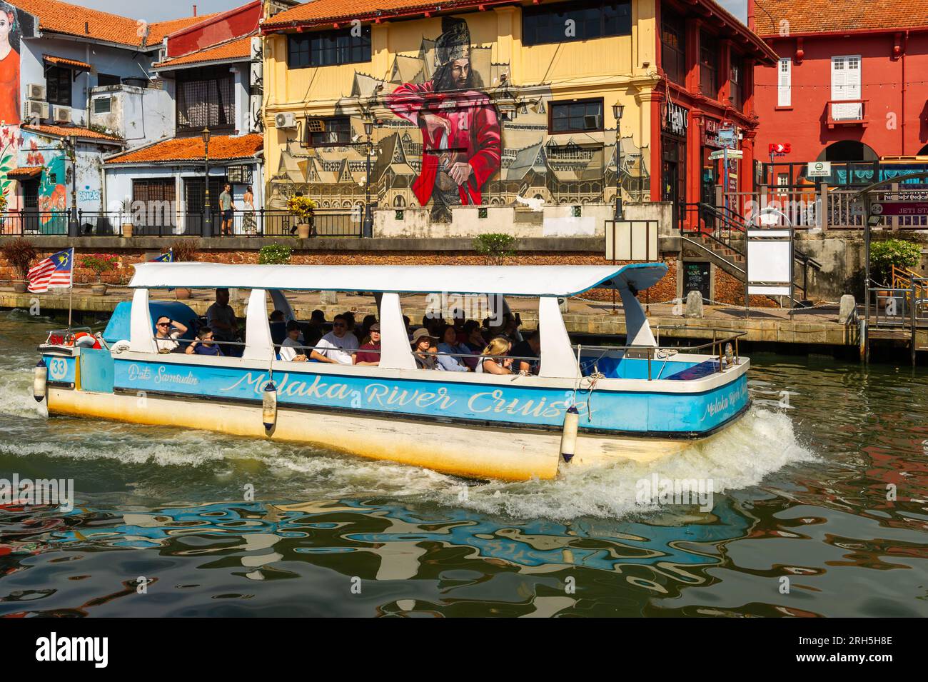 Bateau de croisière sur la rivière Malacca naviguant sur la rivière par une journée ensoleillée Banque D'Images