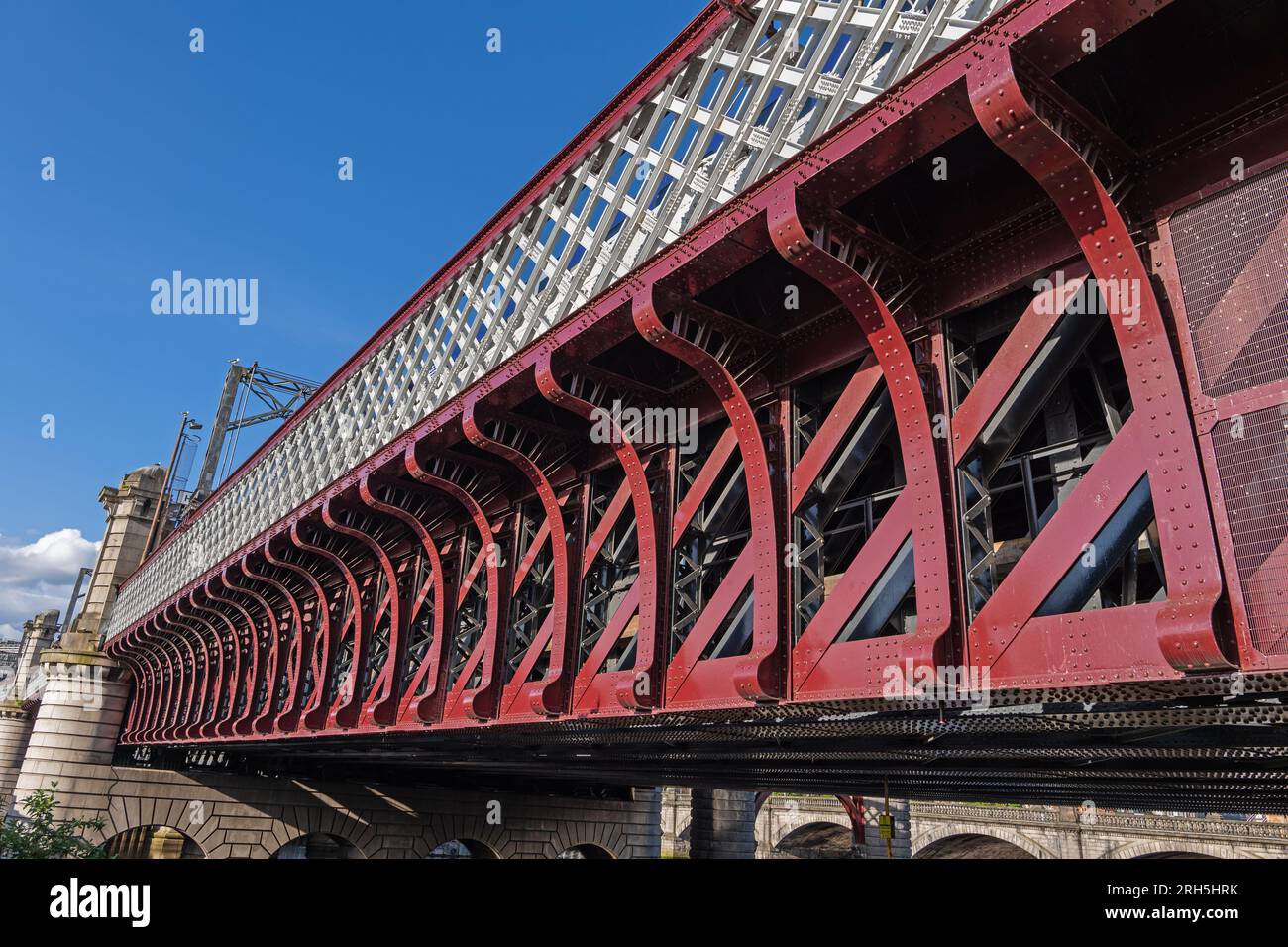 Structure métallique du pont ferroviaire calédonien traversant la rivière Clyde à Glasgow, Écosse, Royaume-Uni. Banque D'Images