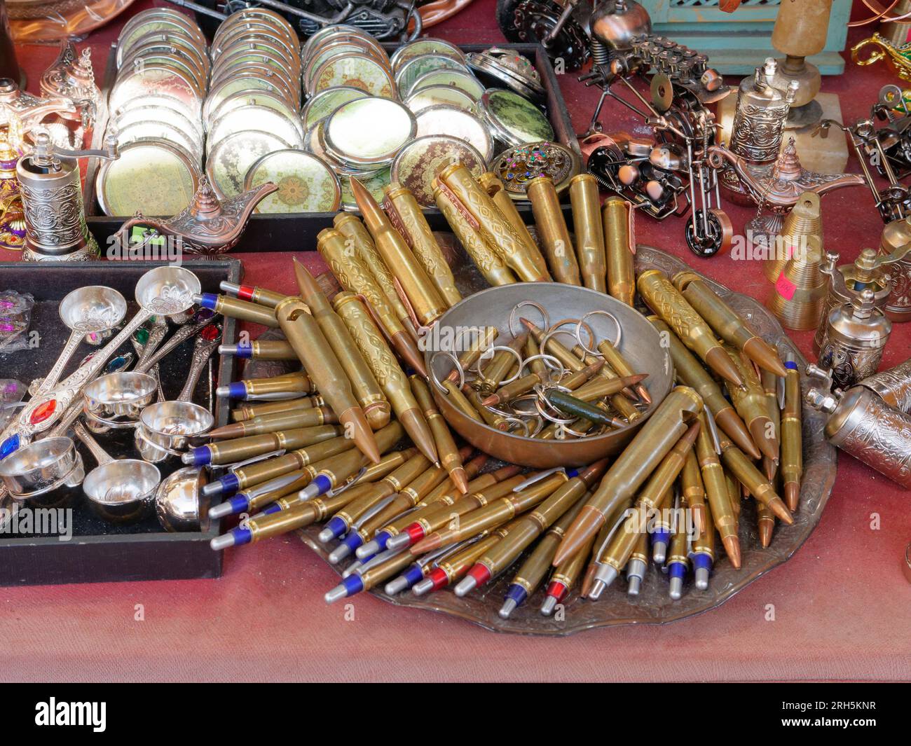 Souvenirs comprenant des balles de guerre bosniaque en boîte de cuivre dans la ville de Sarajevo, Bosnie-Herzégovine, 13 août 2023. Banque D'Images
