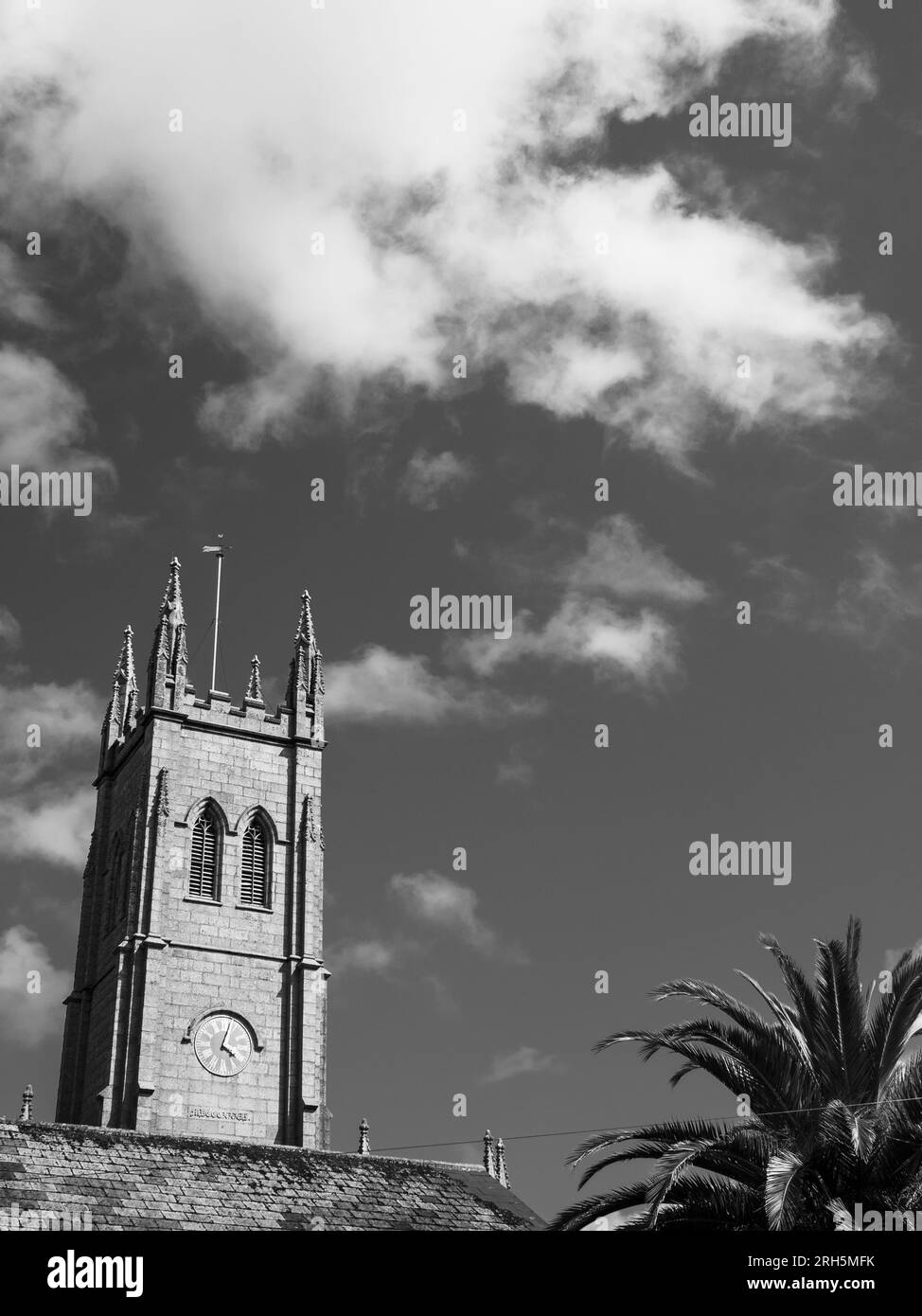 Paysage noir et blanc, St. Mary's Church, et Palm Tree, Penzance, Cornouailles, Angleterre, ROYAUME-UNI, GB. Banque D'Images