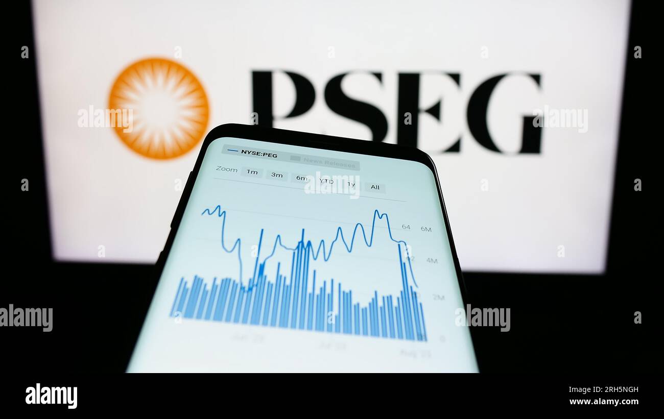 Smartphone avec le site Web de la société d'énergie public Service Enterprise Group (PSEG) sur l'écran devant le logo. Effectuez le focus sur le coin supérieur gauche de l'écran du téléphone. Banque D'Images